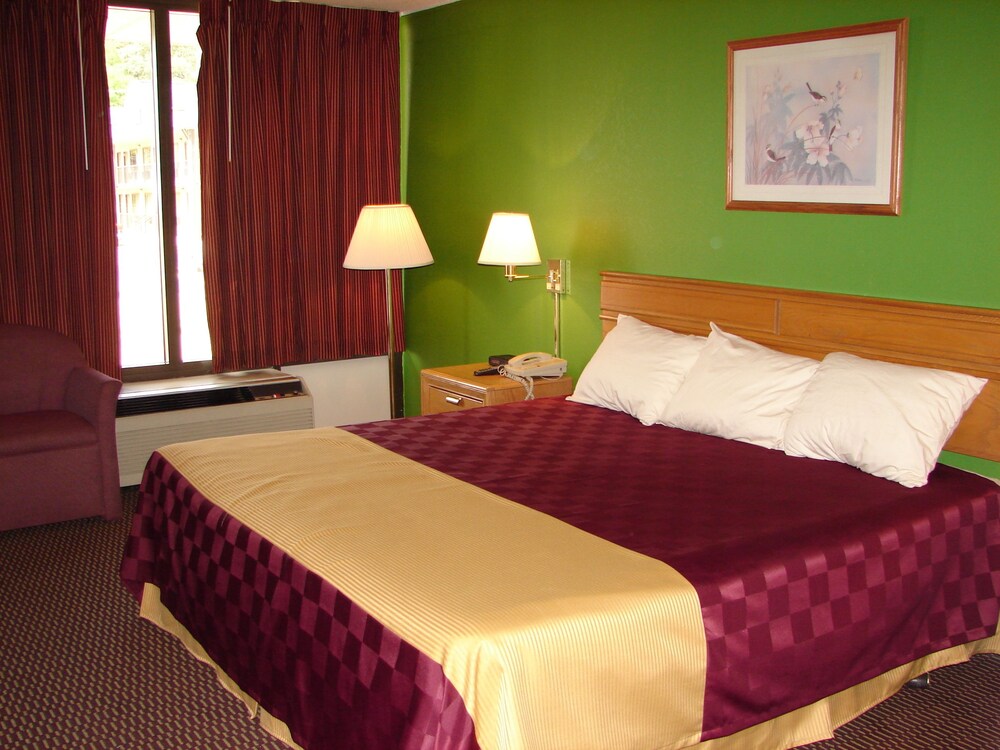 Columbus Inn & Suites - photo 7