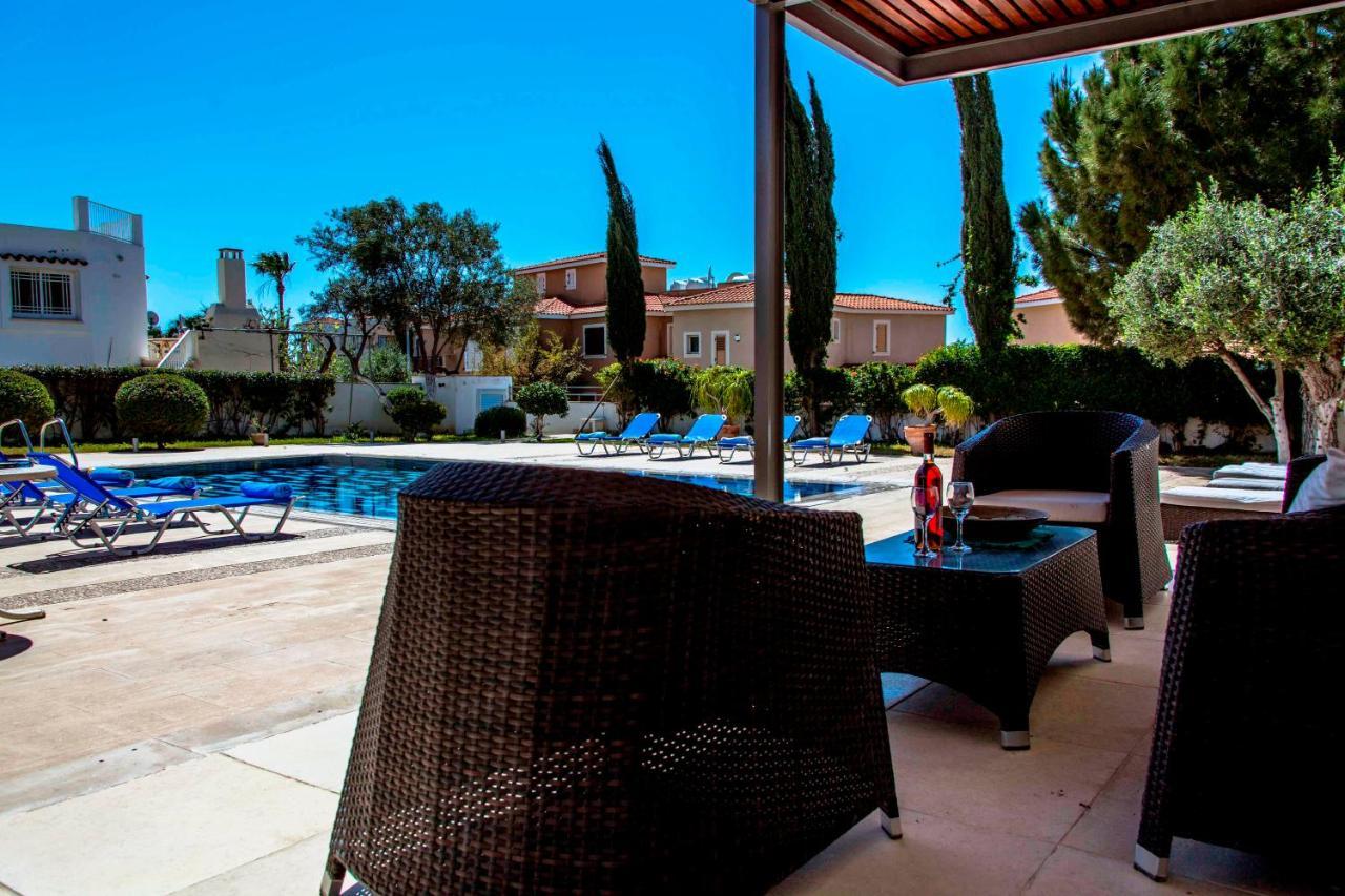 6 Bdr Villa with Tennis Court