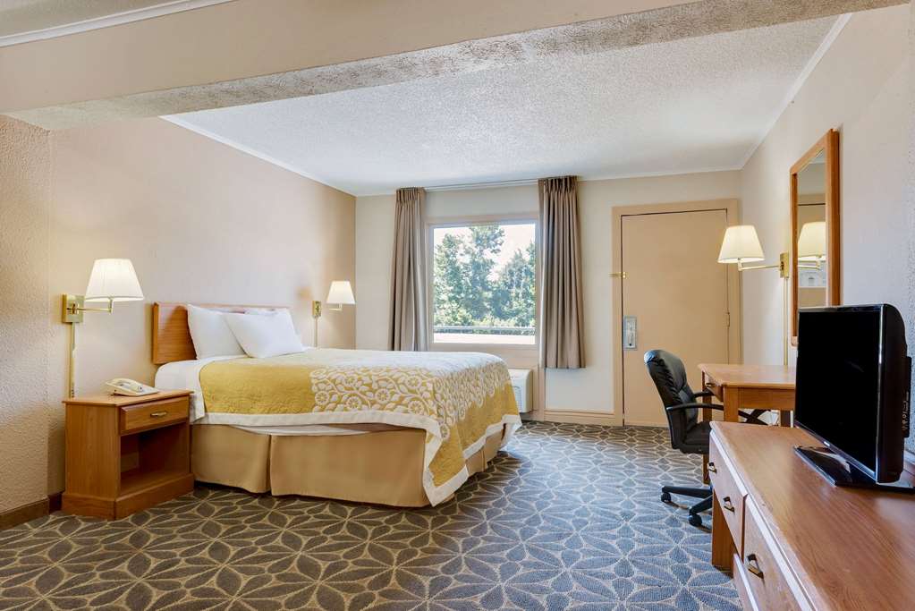 Days Inn by Wyndham Fairmont - photo 15