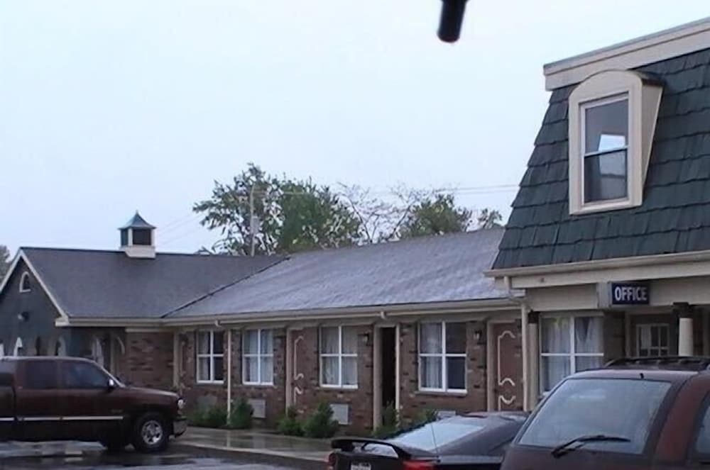 Hometown Inn Galion - photo 18