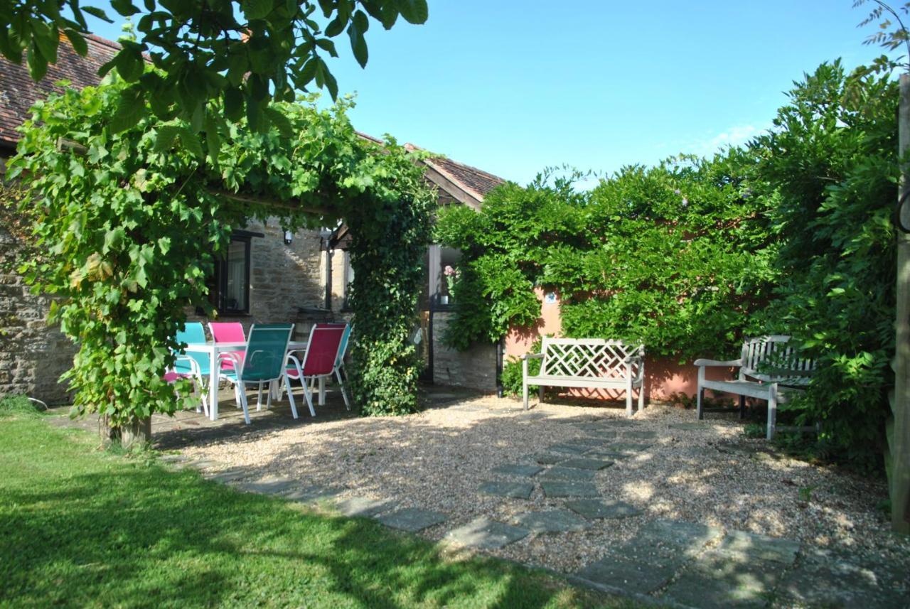 Courtyard Barn - carbon neutral hotel in Templecombe