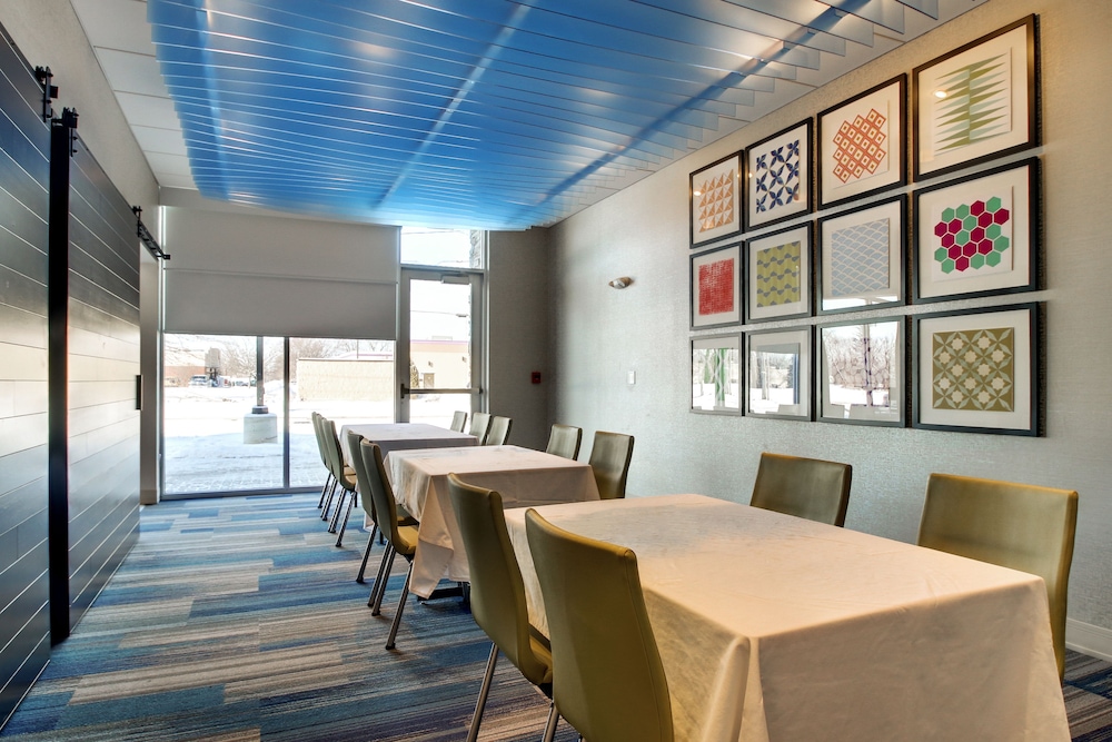 Holiday Inn Express & Suites Galesburg by IHG - photo 53