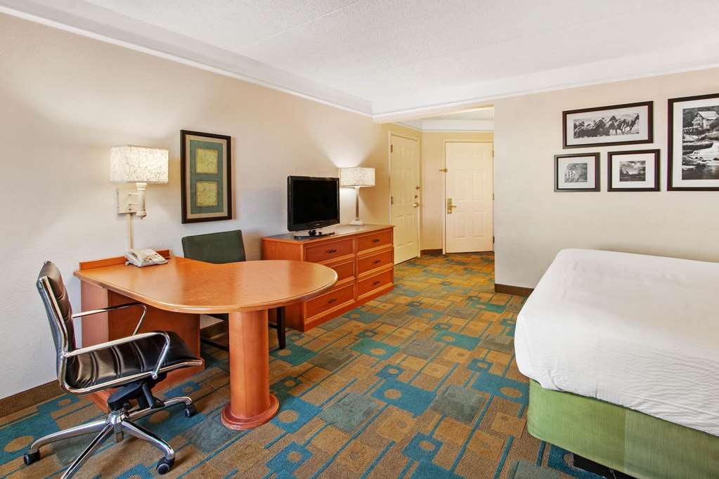 La Quinta Inn & Suites by Wyndham Albuquerque West - photo 10