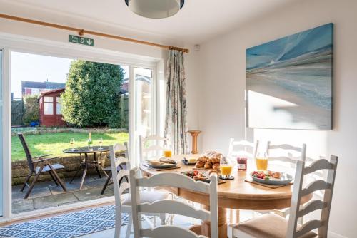 Port View House 3 Bedroom Self Catering Family Home with Garden Near Cardiff — 4-Star Luxury Hotel in Cardiff, United Kingdom