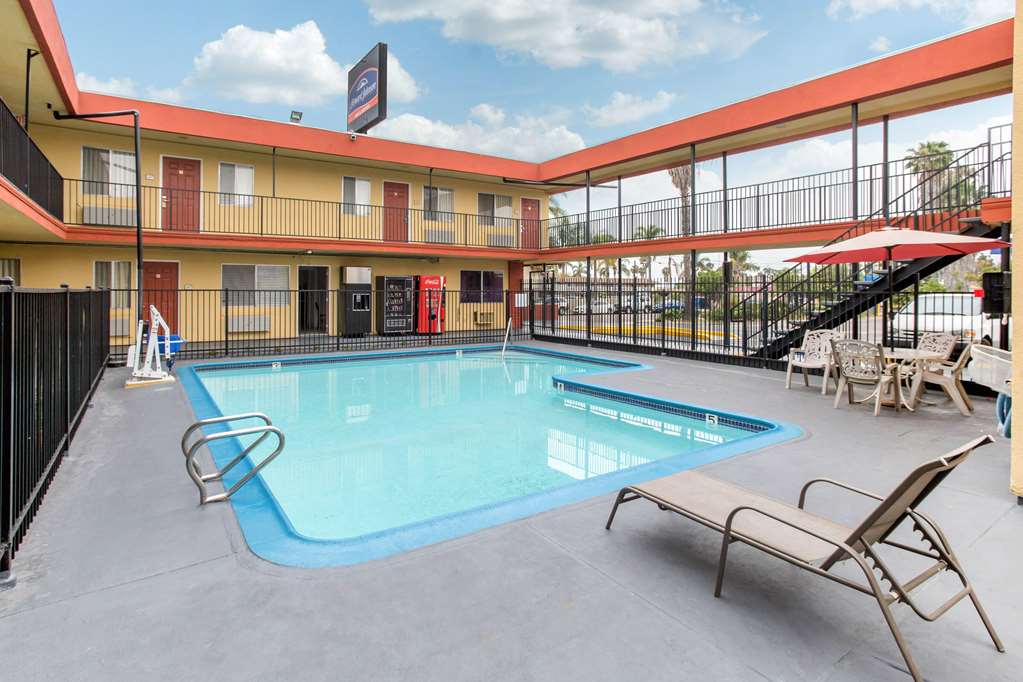 Howard Johnson Suites by Wyndham San Diego Chula Vista BayFt - photo 4