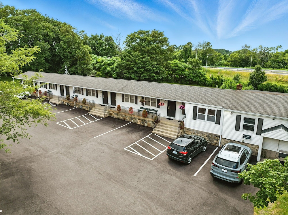 Founder's Brook Motel and Suites - photo 29