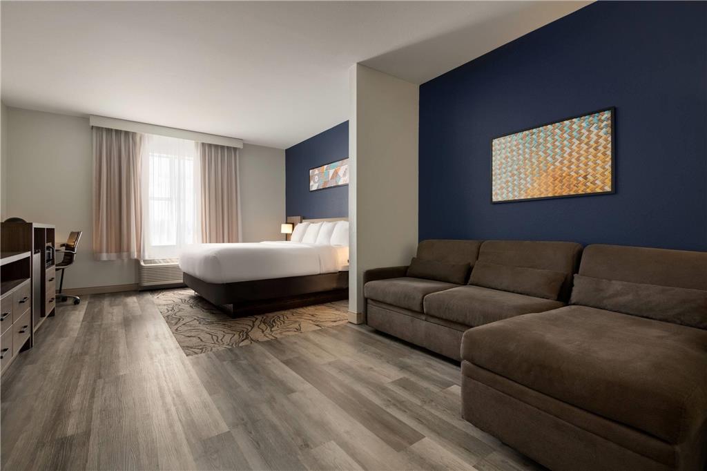 La Quinta Inn & Suites by Wyndham Montgomery - photo 11
