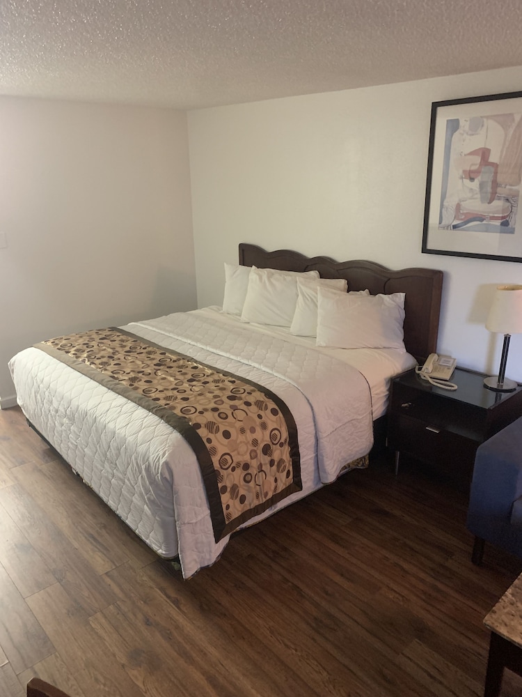 Smokey Point Motor Inn - photo 18