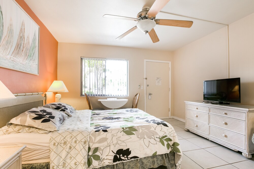 Hideaway Waterfront Resort & Hotel - photo 31