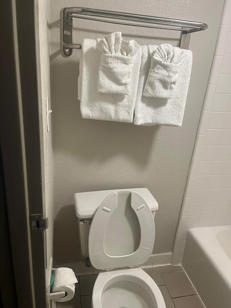 Days Inn & Suites by Wyndham Mobile - photo 35