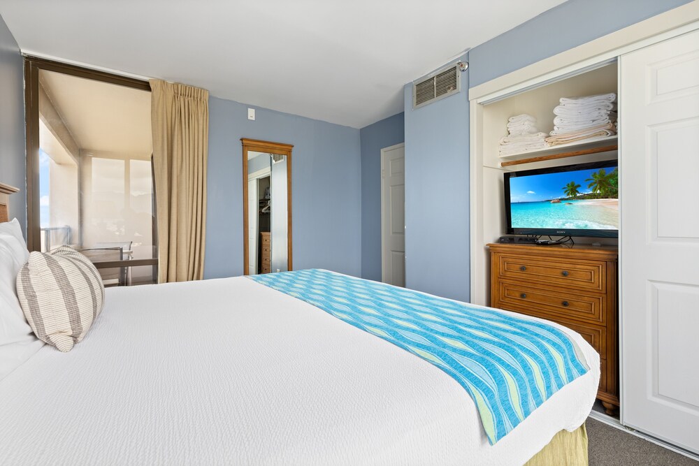Spectacular Ocean & Diamond Head View 2 Bedroom Condo w Free Parking by Koko Resort Vacation Rentals - photo 4