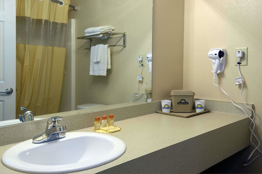 Days Inn by Wyndham Centre - photo 9