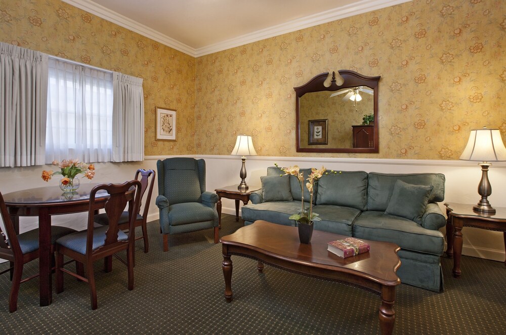 Lavender Inn by the Sea - photo 8