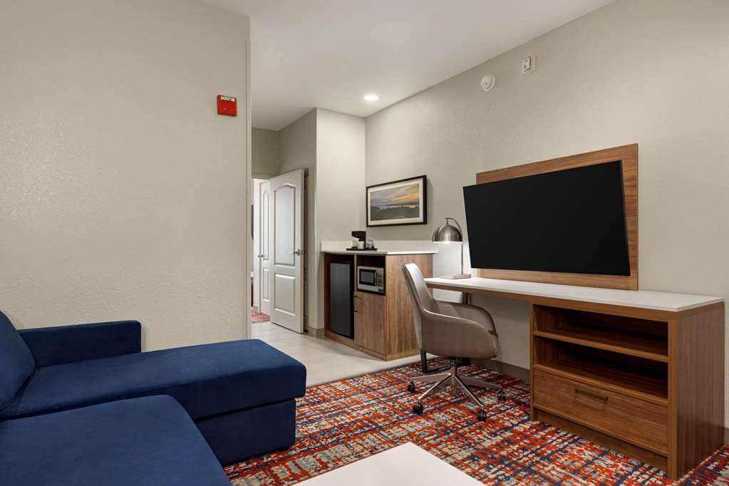 La Quinta Inn & Suites by Wyndham Oxford Anniston - photo 24
