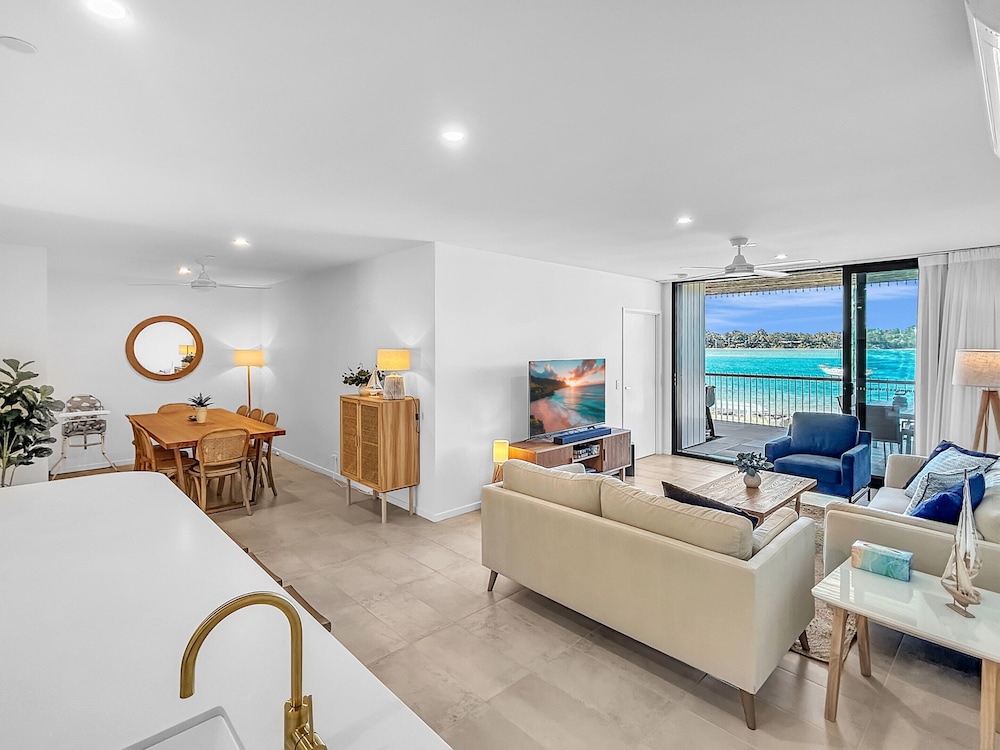 3 Bed: Riverfront Alfresco Dining & Rooftop Pool — 4-Star Luxury Hotel in Batemans Bay, Australia