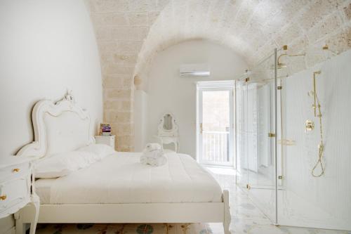 Marchesa 2 Bedrooms Terrace & Bath Tub in Center — 4-Star Luxury Hotel in Monopoli, Italy