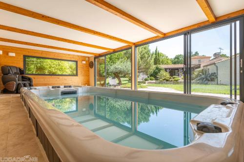 Jacuzzi SPA de Nage Parc Arbore in Montaigu-De-Quercy, France