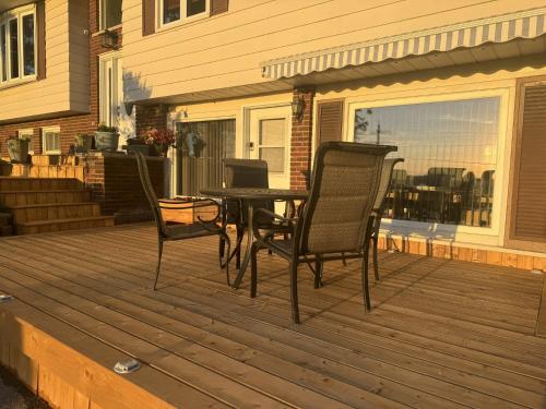 Lazy Dayz Vacation Rental — 4-Star Luxury Hotel in Picton, Canada
