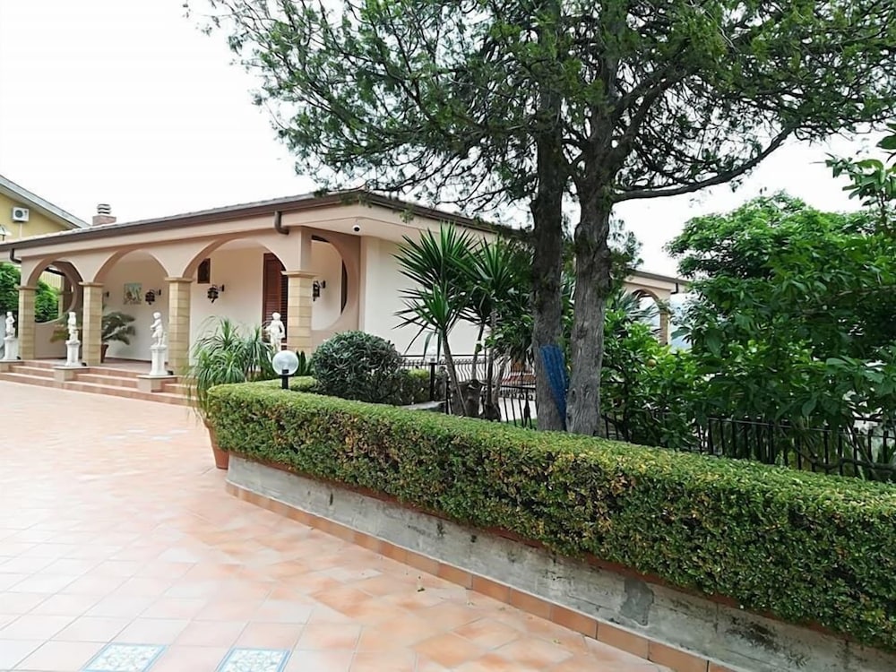 B&B Elvira Al Duomo — 4-Star Luxury Hotel in Monreale, Italy
