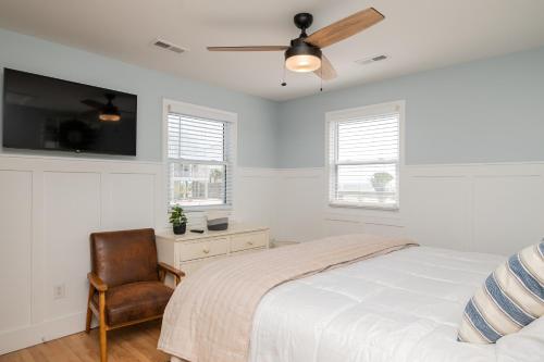 Sawyers Shore Shack by Oak Island Accommodations - photo 14