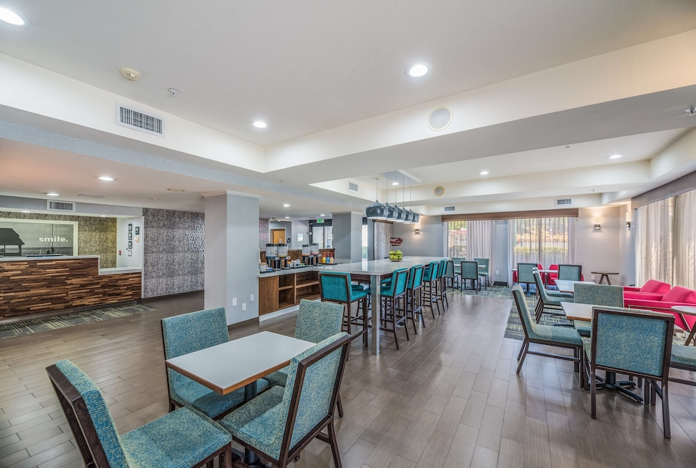 Hampton Inn Oakland Hayward - photo 4