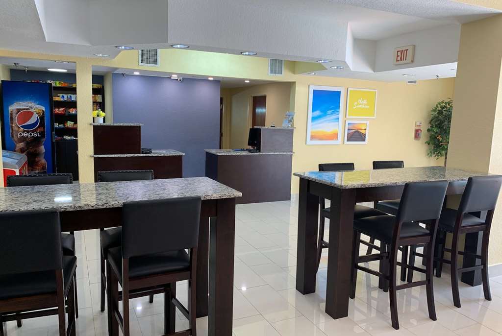 Days Inn & Suites by Wyndham Tampa Raymond James Stadium - photo 5