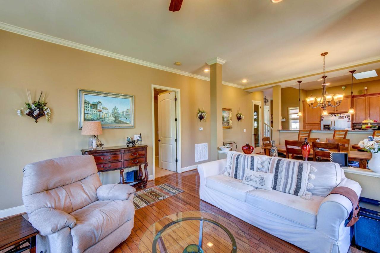 West Union Townhome with Patio and Lake View — hotel in West Union