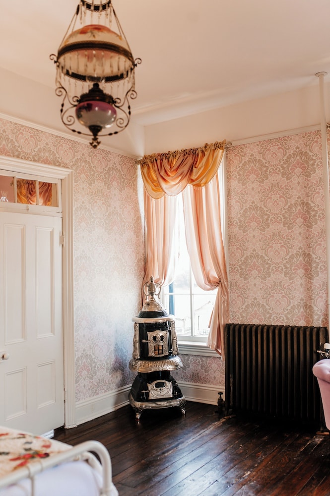 White House Hotel - photo 13