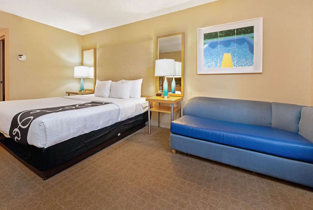 La Quinta Inn & Suites by Wyndham Coral Springs South - photo 35