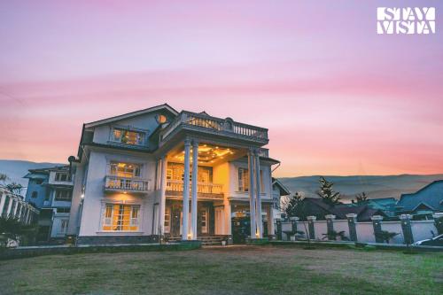 StayVista at Midsummer Moon Mountain View with Courtyard in Srinagar, India