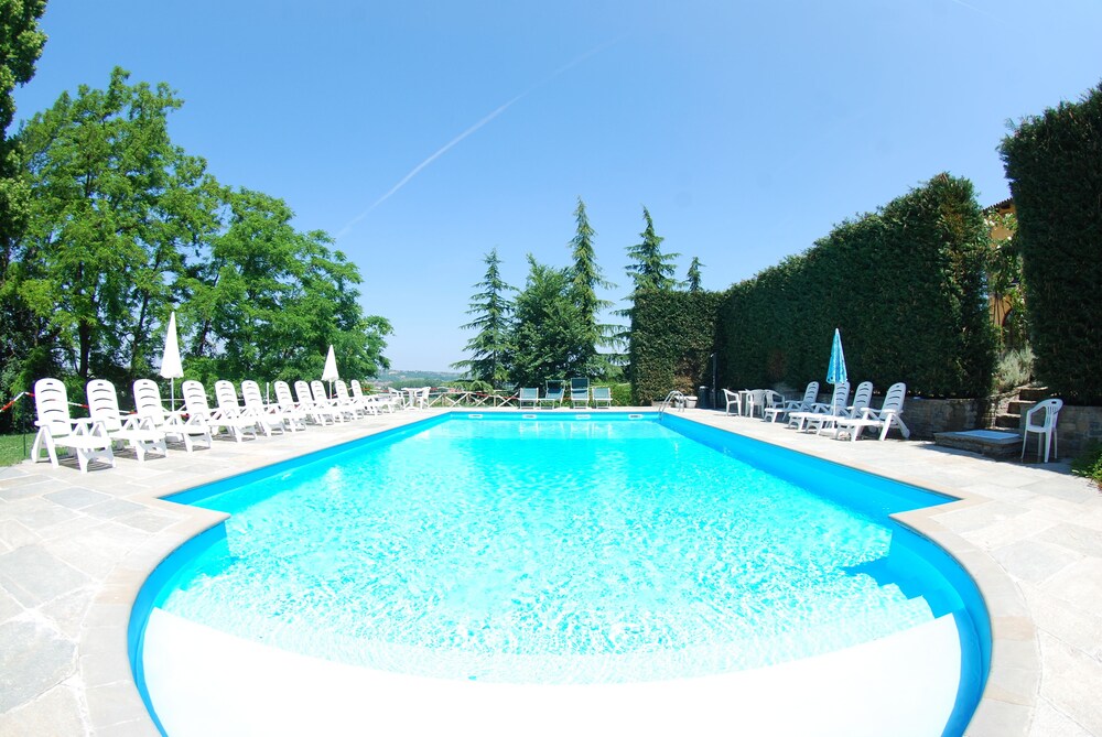 Agriturismo Tenuta La Romana — 4-Star Luxury Hotel in Nizza Monferrato, Italy