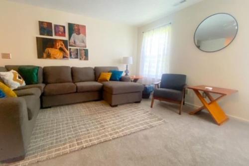 240 Overbrook NEW Franks funky and fashionable furnished home — 4-Star Luxury Hotel in Monroe, United States