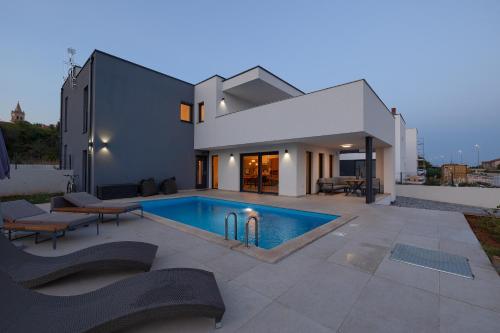 Villa Mayla by Istra Vacation — 4-Star Luxury Hotel in Liznjan, Croatia