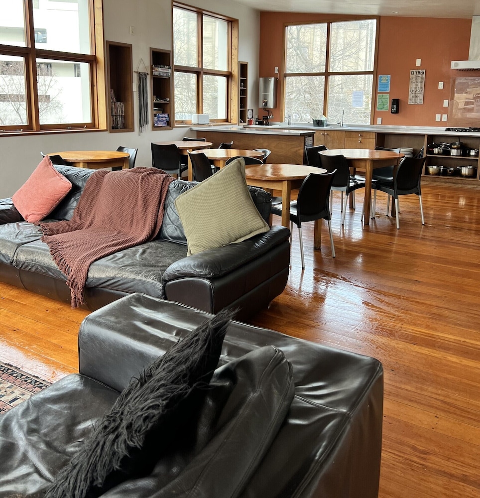 On Top Apartments & Hostel Backpackers — 4-Star Luxury Hotel in Dunedin, New Zealand