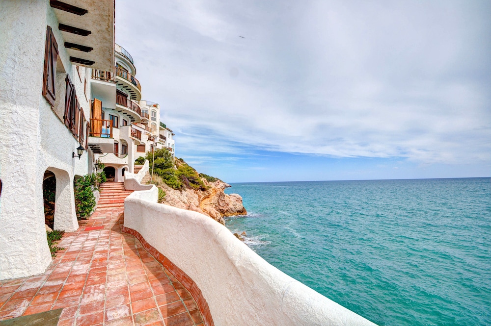 The Magic Sea Front - carbon neutral hotel in Sitges