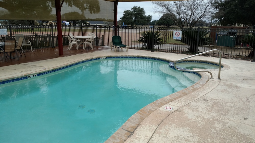 Hotel O Executive Inn & Suites Cuero Hwy 87 - photo 15