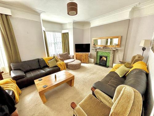 Tidesreach Filey sleeps 13 close to beach in Filey, United Kingdom