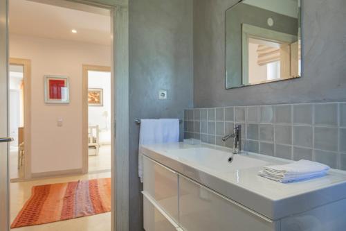 Luxury Beachfront Villa — 4-Star Luxury Hotel in Colares, Portugal