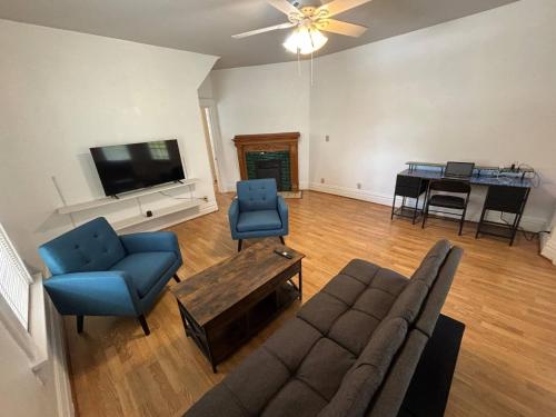 2nd Floor suite close to ISU Mill & downtown — 4-Star Luxury Hotel in Terre Haute, United States