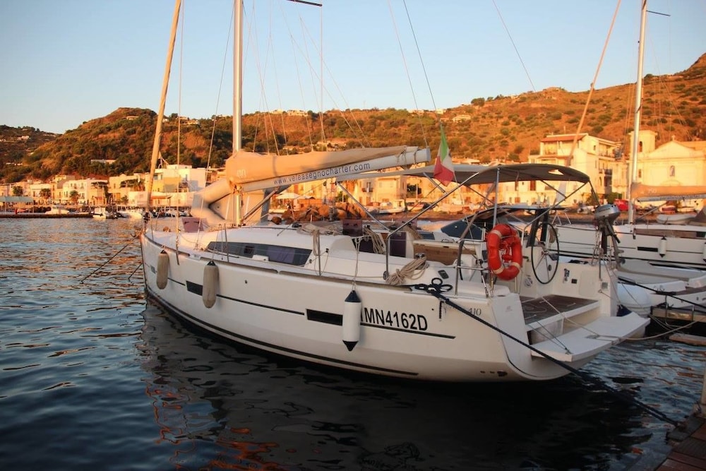 Veleasegno Charter in Reggio Calabria, Italy