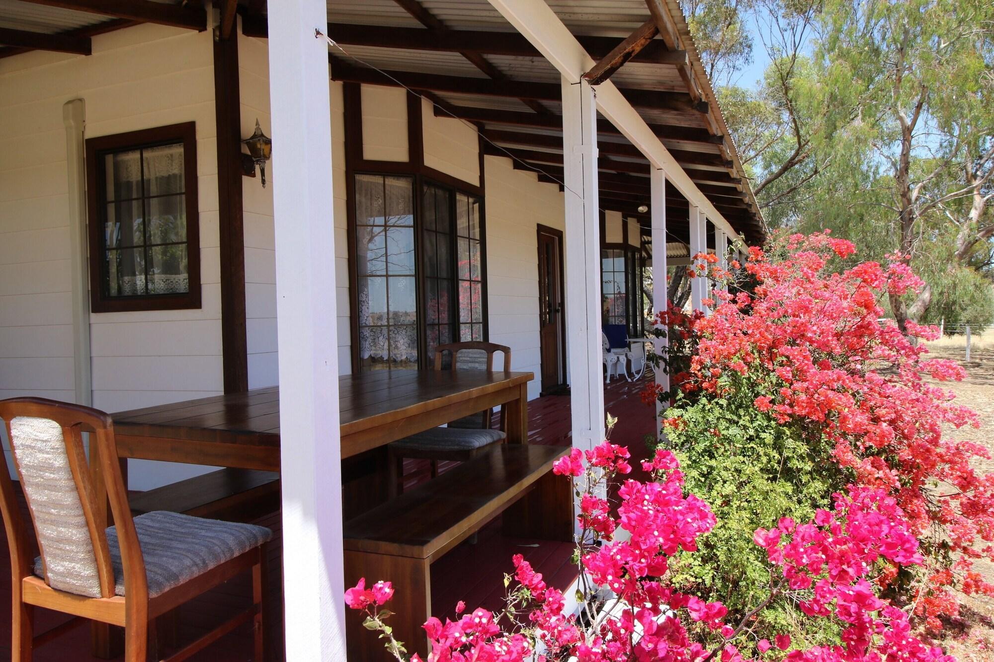Daisy Cottage located on Buckland Estate — 4-Star Luxury Hotel in Northam, Australia