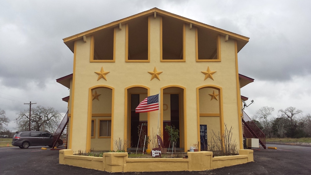 Carefree Inn Flatonia - photo 2