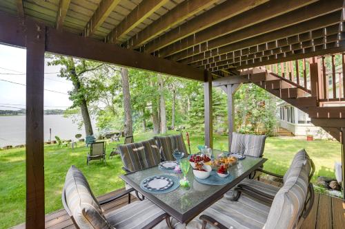 Michigan Lakefront Retreat w Kayaks & 2 Decks in Jackson, United States