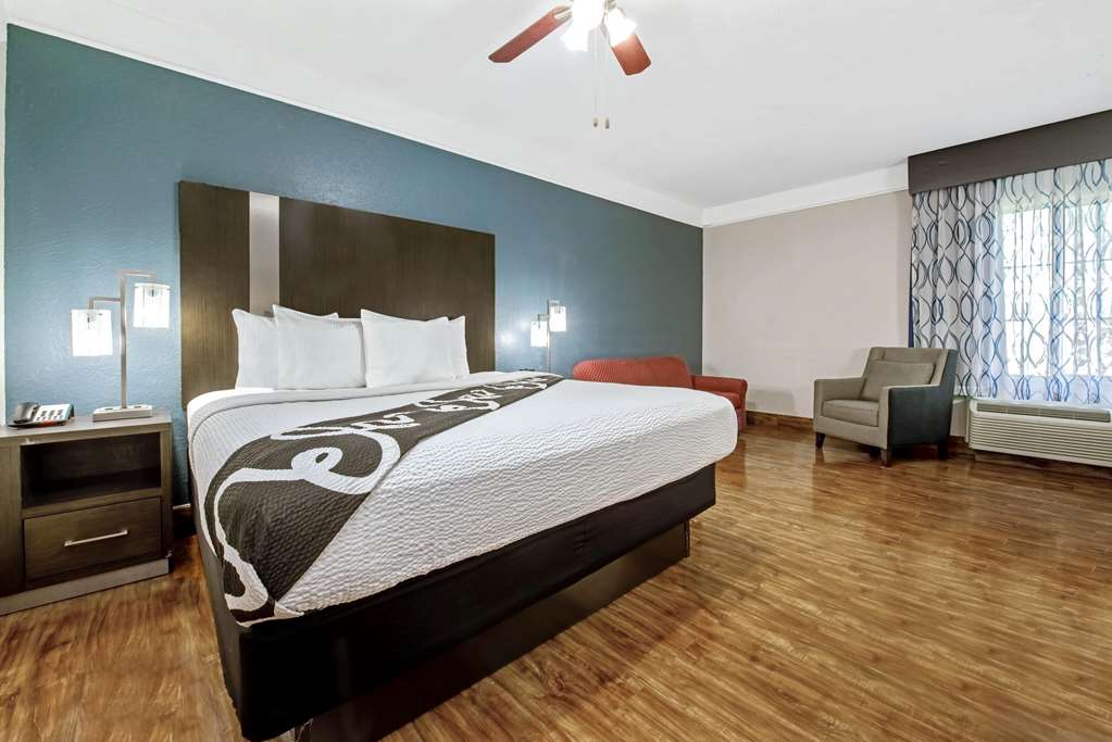 La Quinta Inn & Suites by Wyndham Kingwood Houston IAH Airpt - photo 24