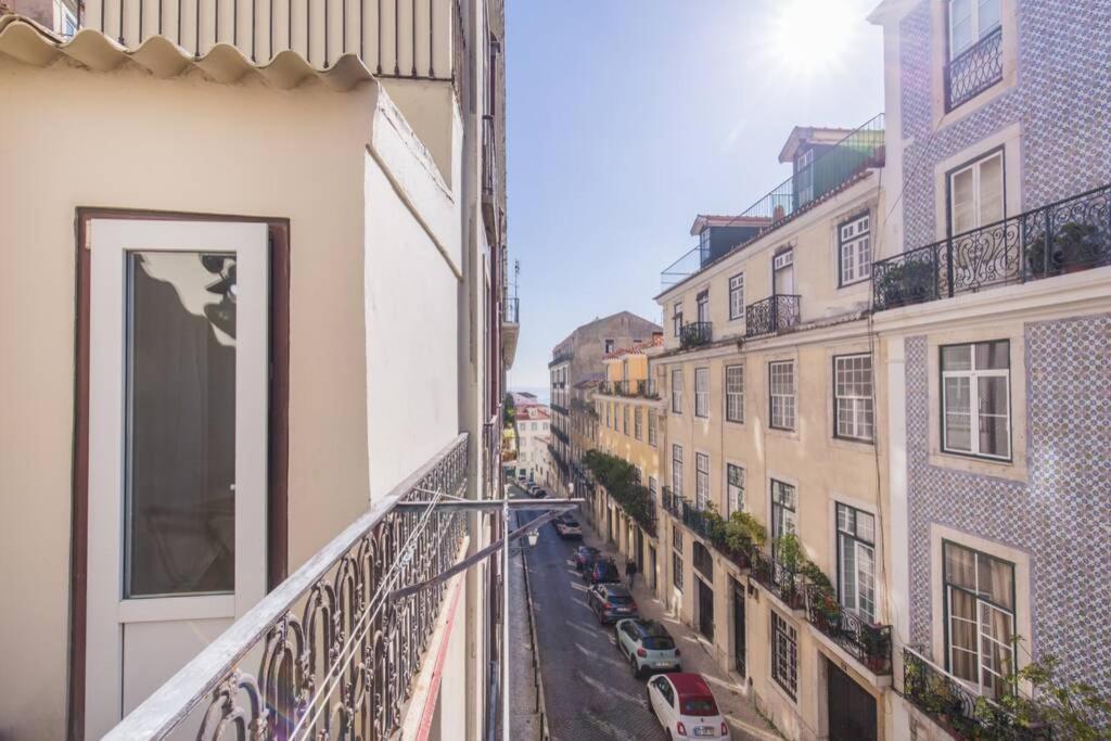 135 B Alfama Renovated Charming Historic Flat near Baixa