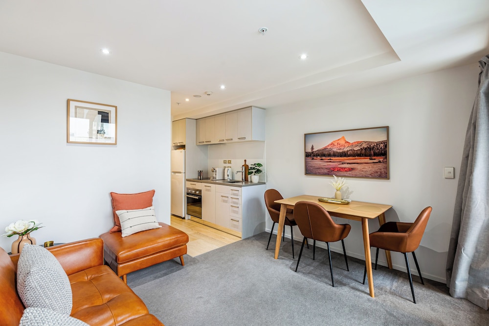 Stylish Modern Unit w Balcony and Pool Zodiak Stays — 4-Star Luxury Hotel in Auckland, New Zealand