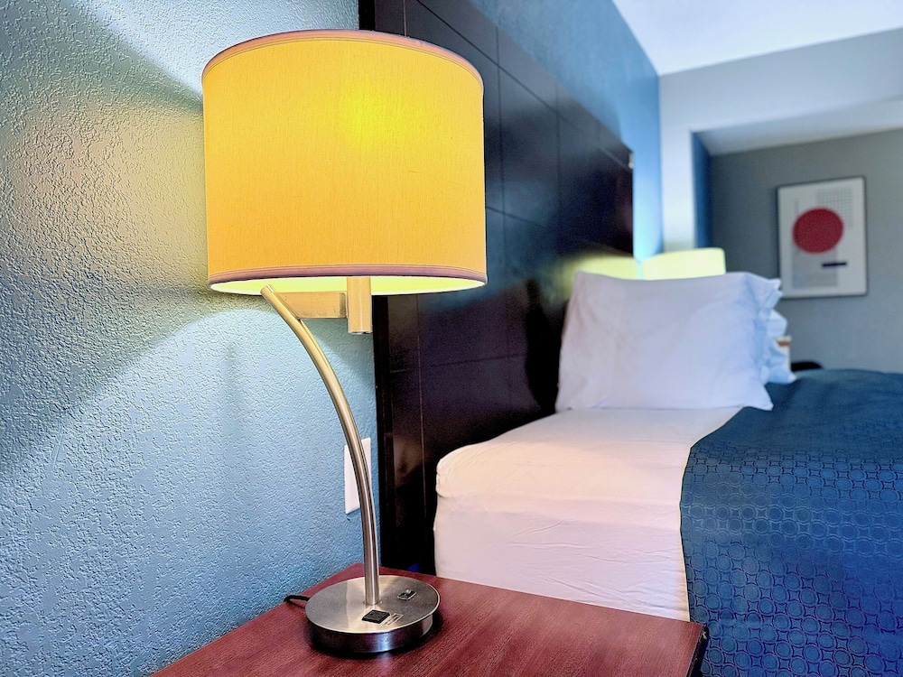 Economy Inn & Suites Cedar Rapids - photo 10