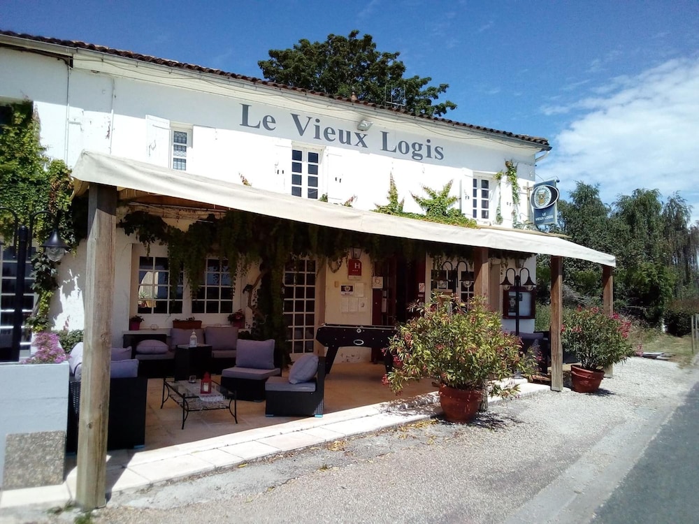 Le Vieux Logis de Clam - carbon neutral hotel in Jonzac