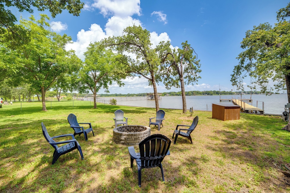 Waterfront Cedar Creek Lake Gem: Near Marina — hotel in Kemp
