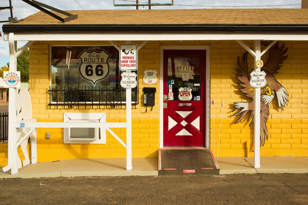 Brad's Desert Inn - photo 6